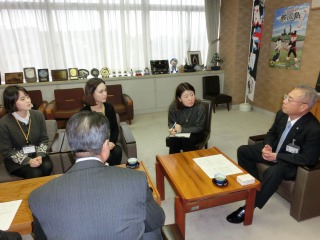 釜慶大学校インターンシップ生本間副市長表敬訪問