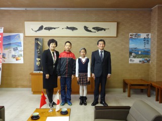 大連市周水子小学校訪日団が副市長を表敬訪問　11月27日の画像