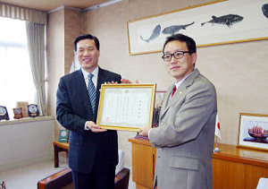 夏耕青島市長に国際親善名章市民の称号授与の画像