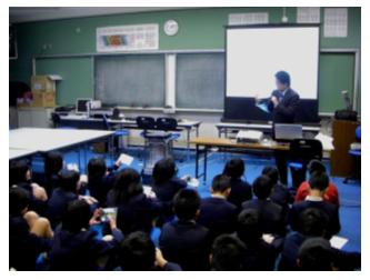 国際課職員が小学校で講義　02月24日の画像