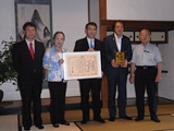 受賞者代表と来賓の画像
