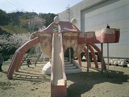 彦島地区公園　カニの遊具