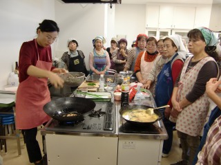 国際交流員が中国料理教室で交流　2014年11月05日の画像