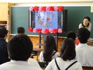 「下関市・青島市友好俊締結35周年記念事業　学校給食　青島の日」で国際交流員と小学生が会食　2014年10月03日の画像