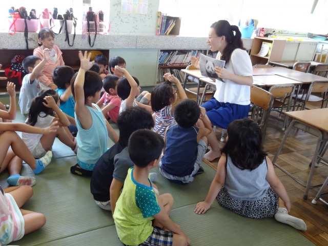 児童クラブで国際交流員が出前講座を実施　2014年08月12日の画像