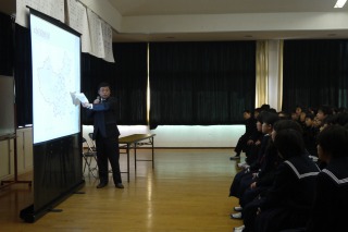 下関市立菊川中学校で国際交流員が出前講座を実施　2013年11月15日の画像