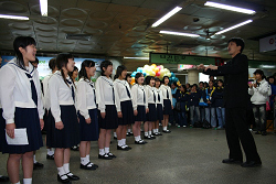 南甫洞地下鉄駅にて公演1