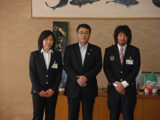 JICA青年海外協力隊員が出発前に下関市長を表敬　2011年06月15日の画像