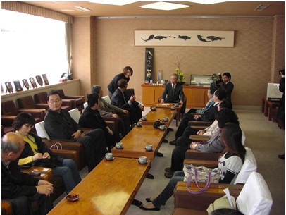 釜山市の文化協会一行が意見交換に来庁　11月01日の画像