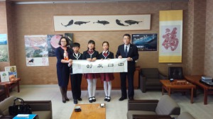 青島市上清路小学校訪日団が市長を表敬訪問　10月24日の画像