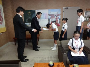 平成28年度下関市小学生中国派遣研修団が市長表敬を行いました　2016年09月14日の画像1