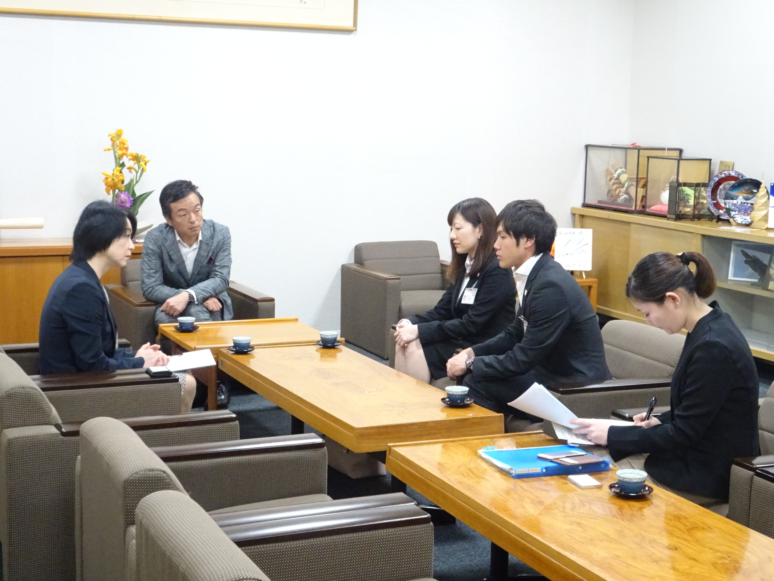 JICA青年海外協力隊員が出発挨拶のため市長を表敬の画像1