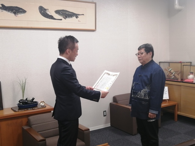 青島市対外友好協会名誉理事の市長表敬及び作品の寄贈の画像1