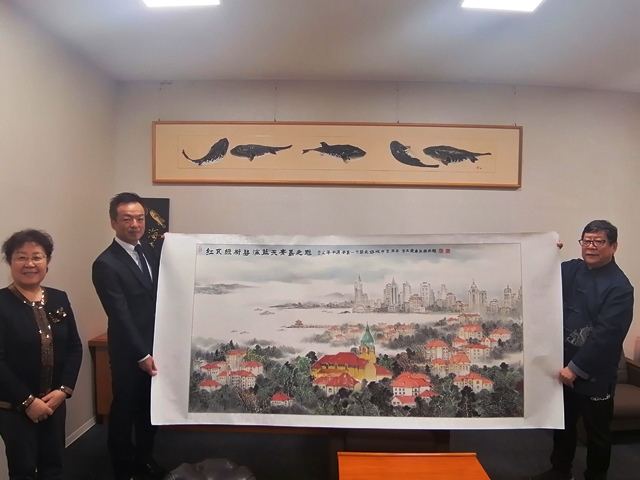 青島市対外友好協会名誉理事の市長表敬及び作品の寄贈の画像2