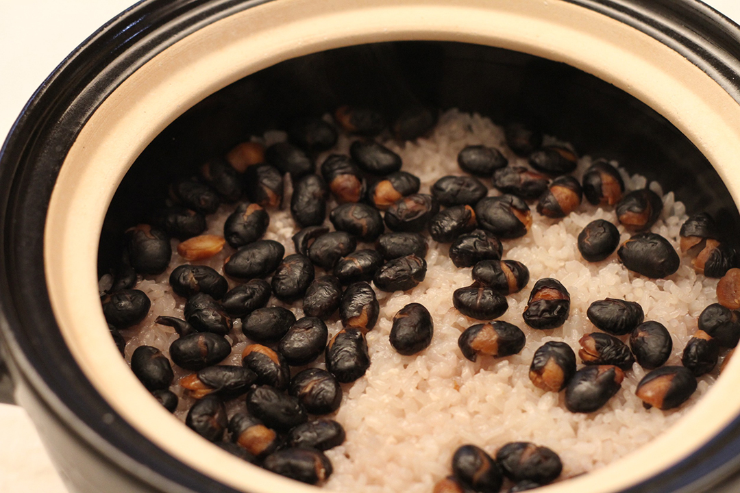 煎り黒大豆ごはんが土鍋で炊けた画像