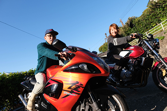 左にバイク（隼）にまたがった冨田修二さん、右にバイクにまたがったふゆきさんの画像