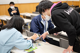 石川先生がマンツーマンで生産者さんにスマホ操作を教えている画像