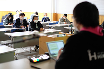 石川先生の肩越しにたくさんの生徒さんがセミナーを聞いている画像