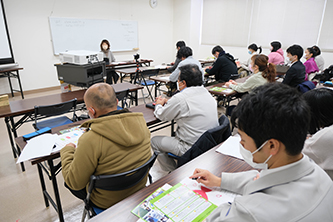 生産者さんがセミナーを受けている様子の画像