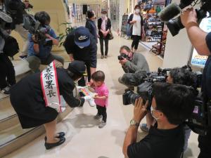 防犯啓発グッズを配る　田中陽子さん