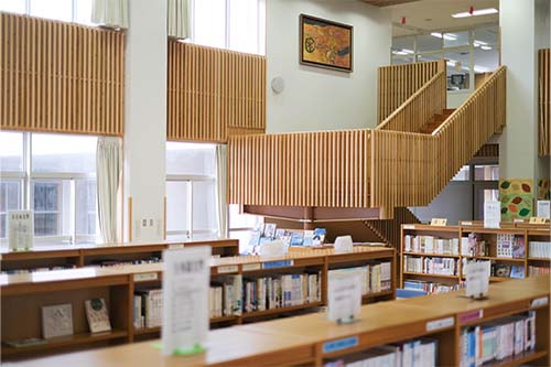 下関市立川中中学校の図書館の本棚