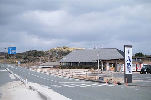 角島地域資源活用交流促進施設（しおかぜの里角島）の外観