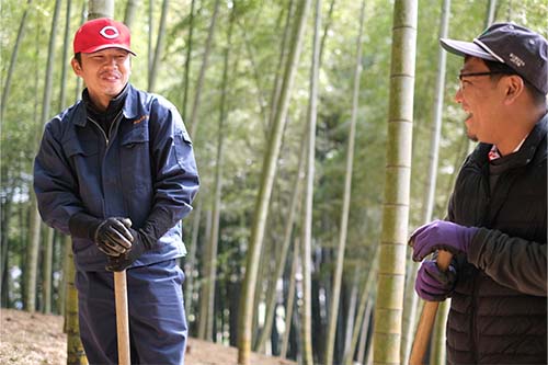 タケノコ農家について語る上野誠司さんと古本剛史さん