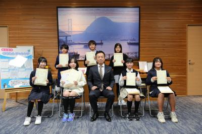 前田市長と表彰式に出席された児童のみなさん。