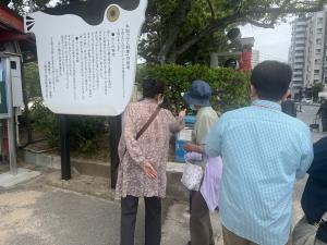 心配そうにのぞき込む観光客