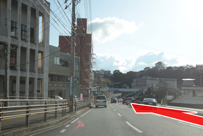 トンネルを出たら右側の車線への画像