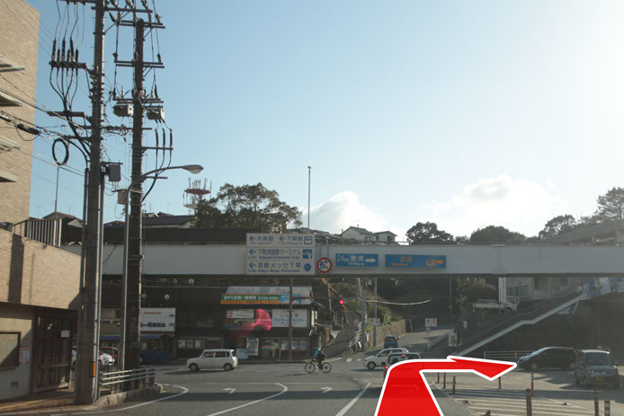 右側の車線のまま交差点を右折しますの画像