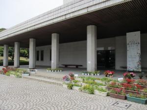学校の花で美術館を彩る