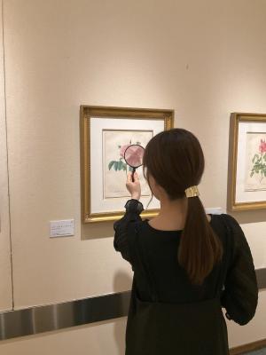 虫眼鏡で鑑賞する来館者