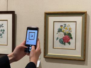 作品を撮影する来館者