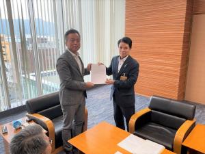 提言書提出の様子