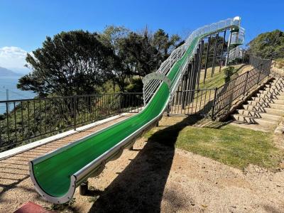 海のすべり台全景