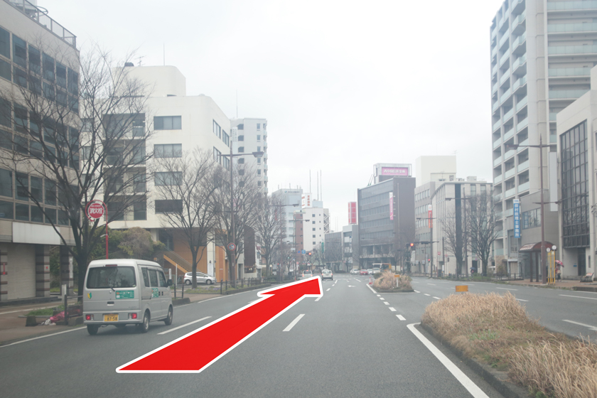 歩道橋が見えるまで道なりに走行してくださいの画像