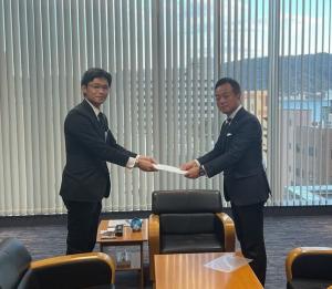 報告書書提出の様子