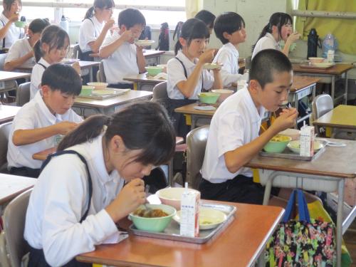 下関産を集めた給食を食べる児童たち