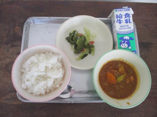 下関あふれるカレー、野菜のソテー、ごはん、牛乳
