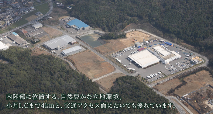 内陸部に位置する、自然豊かな立地環境。小月ICまで4kmと、交通アクセス面においても優れています。